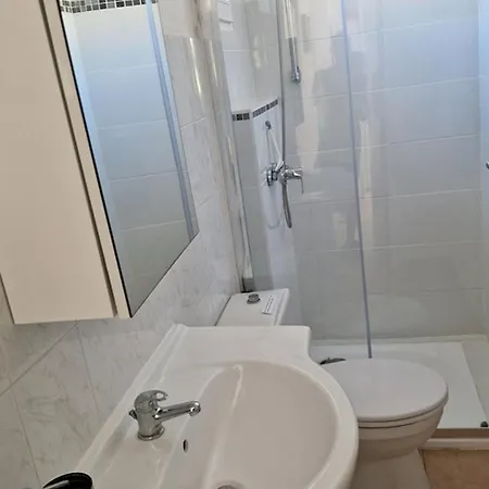 Apartment : 2 Pieces, Jardin Prive, Proche Et Port, Wifi, Parking - Fr-1-335-161 Hyeres